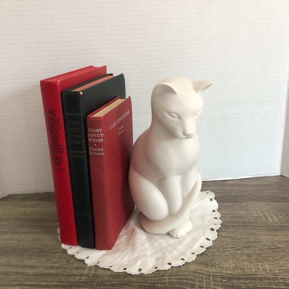Vtg Crowning Touch Matte White Ceramic Cat Figure